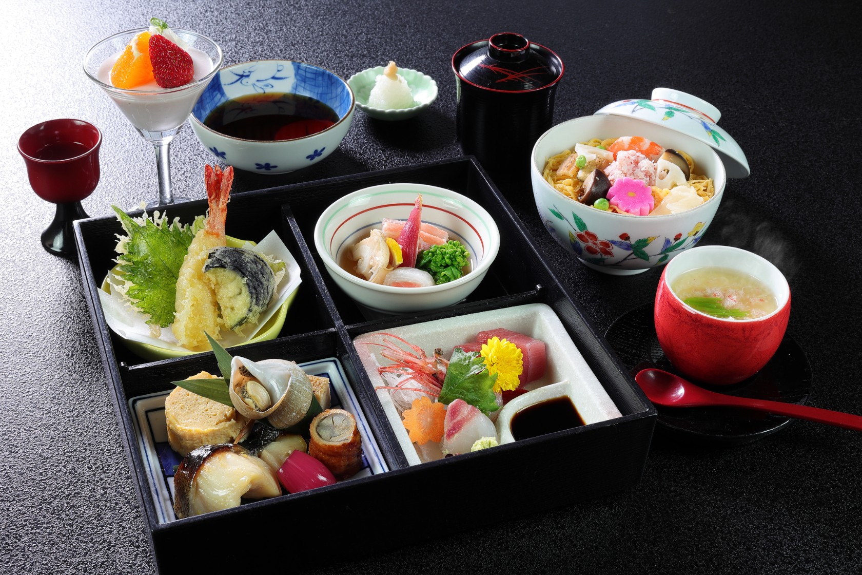 【日帰りプラン】「厚生労働大臣表彰」受賞の当館料理長考案のランチに舌鼓！北陸最古の湯粟津温泉を堪能♪